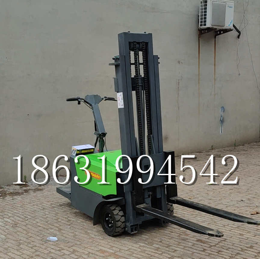 泰来县优程全电动叉车插腿式堆高车液压装卸车1.5吨升高小型站驾式铲车